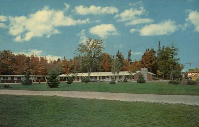 Tahquamenon Suites Lodging (Travelers Motel) - Old Postcard